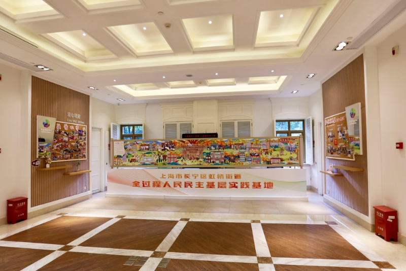 这是上海市长宁区虹桥街道古北市民中心内的漫画墙和照片墙(2021年7月24日摄)。新华社记者 耿馨宁 摄