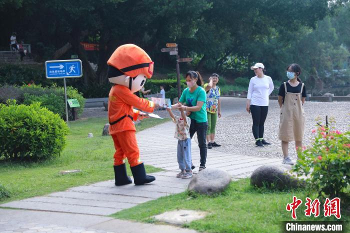 宣传玩偶正在给游客讲解防火知识。　李袁辉 摄