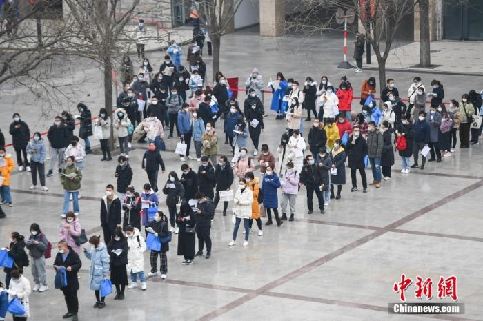 资料图：考生参加国考笔试。 <a target='_blank' href='/'>中新社</a>记者 武俊杰 摄