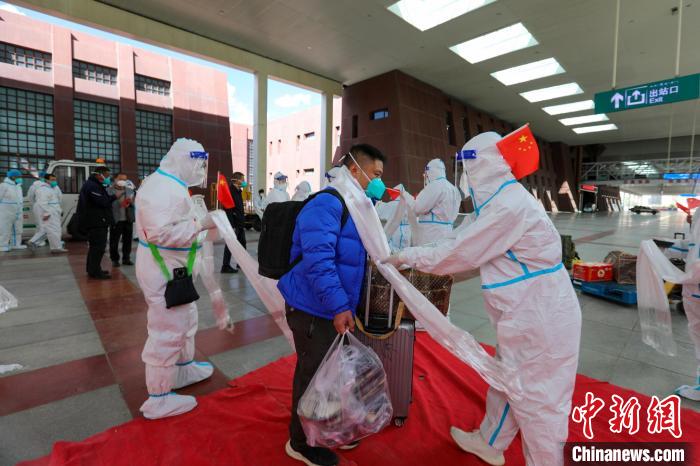 拉萨火车站职工为青海省援藏抗疫医疗队献上哈达。　李海星 摄