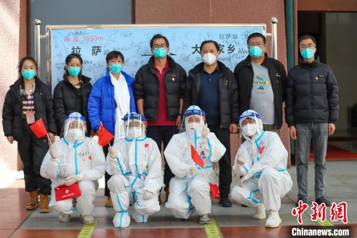 青海省援藏抗疫医疗队与拉萨火车站职工合影。　李海星 摄