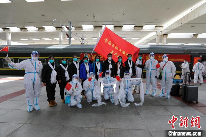 青海省援藏抗疫医疗队在拉萨火车站合影留念。　李海星 摄