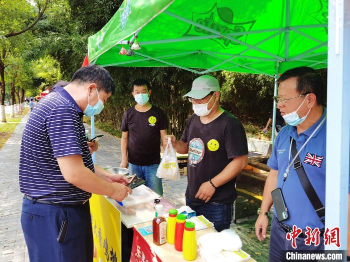 图为武汉园博园全民练摊节“乐里集贸”活动现场。　武汉市台办供图