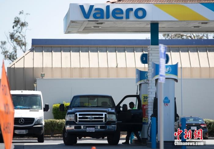 当地时间8月25日，一辆汽车停在美国北加州圣马特奥县一处加油站内。<a target='_blank' href='/'>中新社</a>记者 刘关关 摄