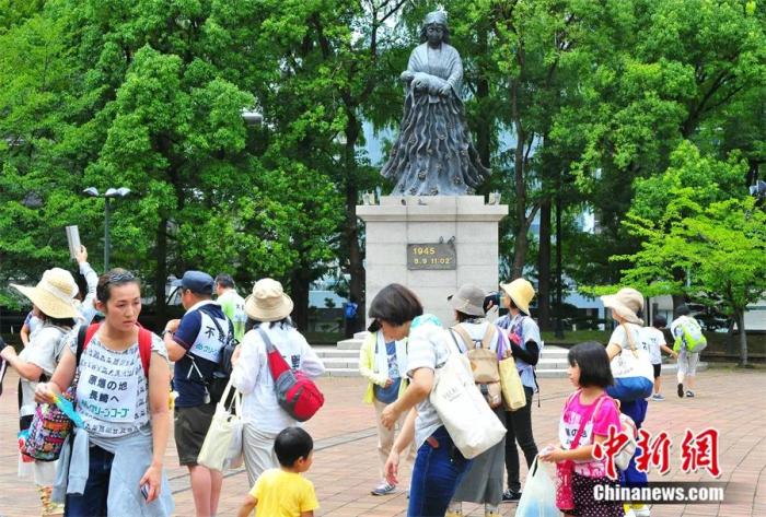 日本长崎市民带着孩子到该市核爆中心地公园参加和平教育活动。吕少威 摄
