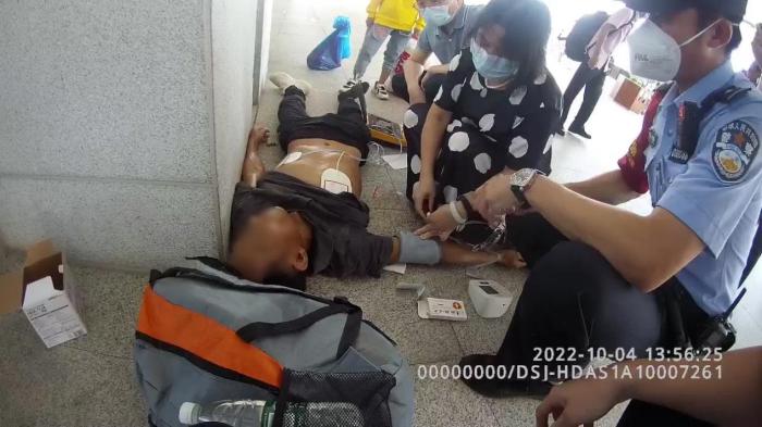 一男子在湛江高铁站突发休克警民联手及时施救