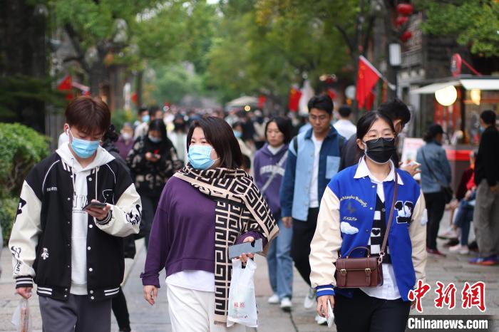 市民在低温徘徊的南京街头经过。　泱波 摄