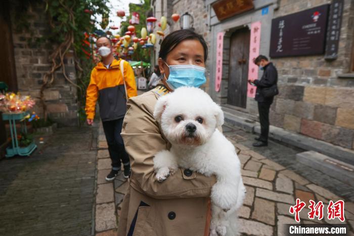 市民在低温徘徊的南京街头经过。　泱波 摄