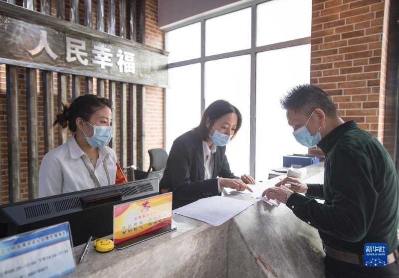 2020年9月18日，湖北省武汉市青和居社区服务中心工作人员协助社区居民填写材料。新华社记者 肖艺九 摄
