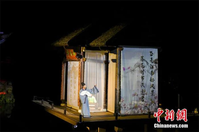 演员在湖南长沙举办的一场幻彩光影秀上吟诵杜甫的《江南逢李龟年》。杨华峰 摄
