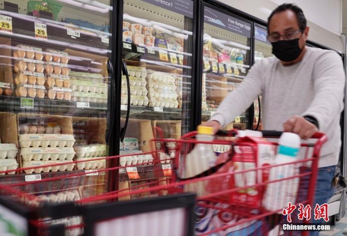 资料图：一名顾客从美国加州圣马特奥县一家超市的鸡蛋货柜前经过。 <a target='_blank' href='/'>中新社</a>记者 刘关关 摄