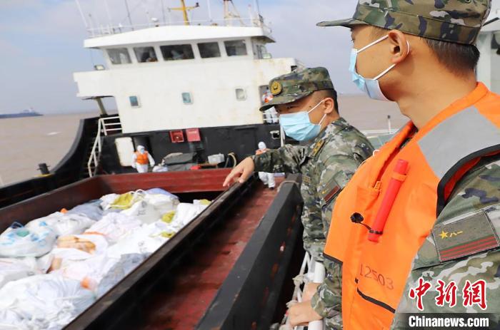 守护舌尖上的安全上海浦东海警局查获涉嫌走私冻品200余吨