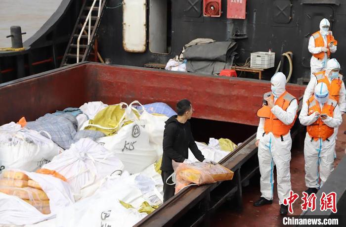 上海浦东海警局查获涉嫌走私冻品200余吨 吴义杰 摄