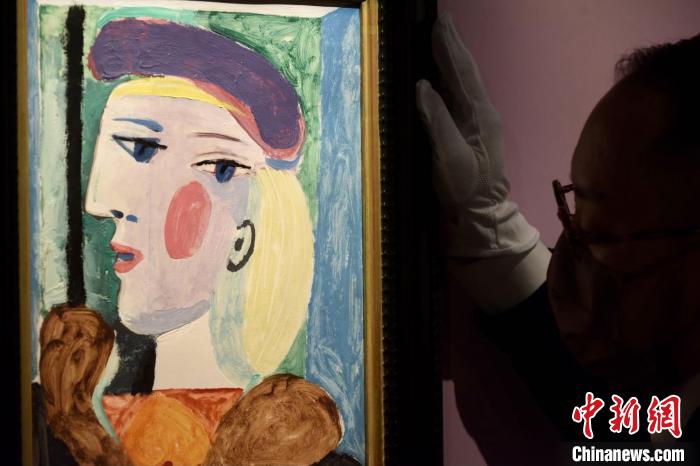 毕加索《冠冕女子与国王饼》亮相香港苏富比秋拍。　李志华 　摄