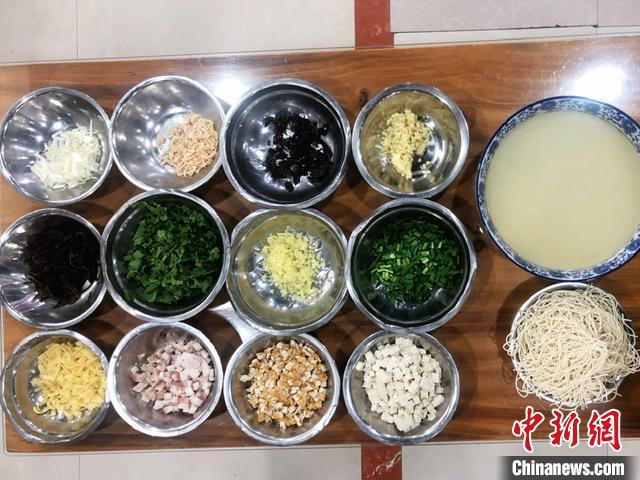 一碗清汤臊子面背后的匠心：简单食材精工细作成就汤鲜味醇