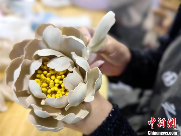 10月11日，在菏泽市牡丹区瓷之韵生产车间，工人将牡丹瓷花瓣组合成花朵。　郜玉华 摄