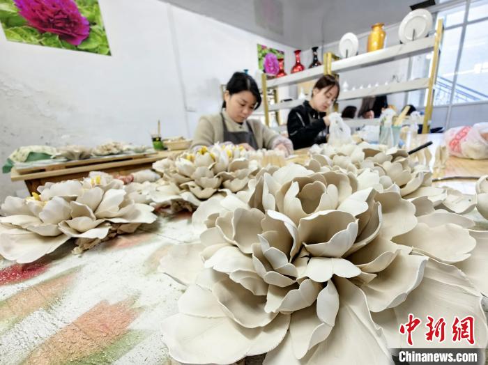 10月11日，在菏泽市牡丹区瓷之韵生产车间，工人在整理牡丹瓷花朵。　郜玉华 摄
