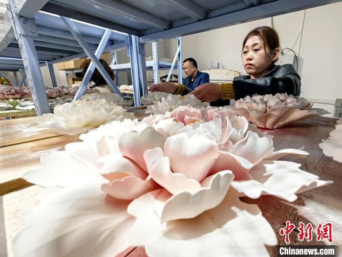 10月11日，在菏泽市牡丹区瓷之韵生产车间，工人在整理牡丹瓷素胎。　郜玉华 摄