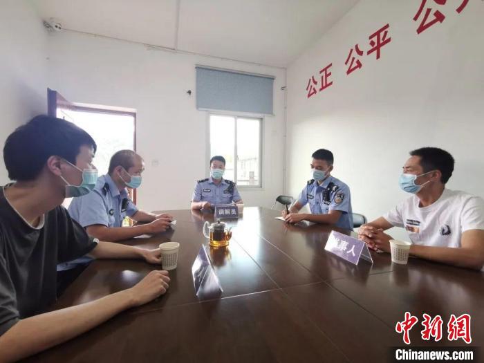 民警调解纠纷。　屏南县公安局 供图