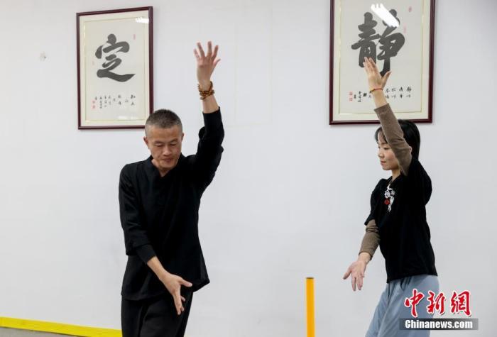 10月11日，在位于武汉市汉阳区的一家武馆，46岁的台胞陈文挺正在教学员练习八卦掌。<a target='_blank' href='/'>中新社</a>记者 张畅 摄