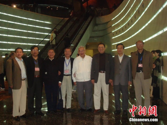 2007年10月10日北京牡丹亭研讨会期间曾永义教授(右四)在国家大剧院看戏。谢柏梁教授供图