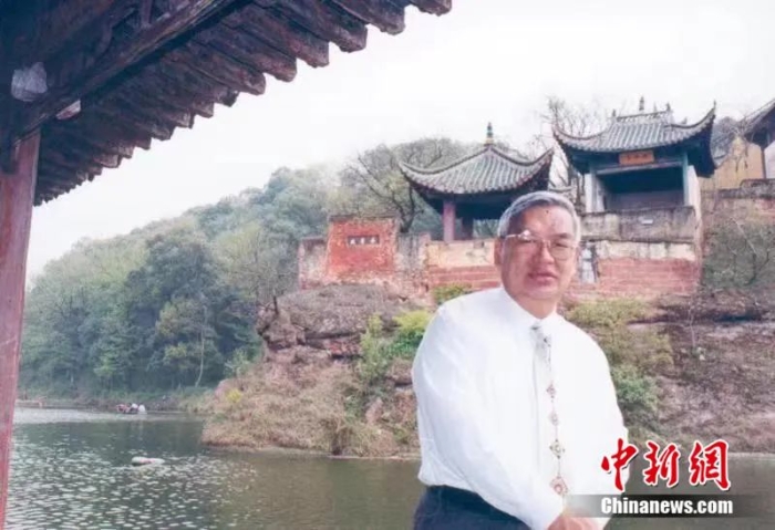 2004年3月曾永义先生到湖北黄州游“东坡赤壁”。郑传寅教授供图