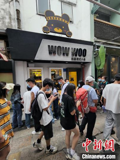 每逢节假日，“WOW WOO熊霸”港式小食连锁店生意特别好。　受访者 供图
