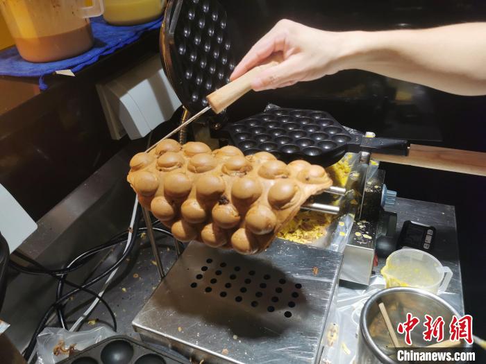 店家制作港式小食鸡蛋仔。　受访者 供图