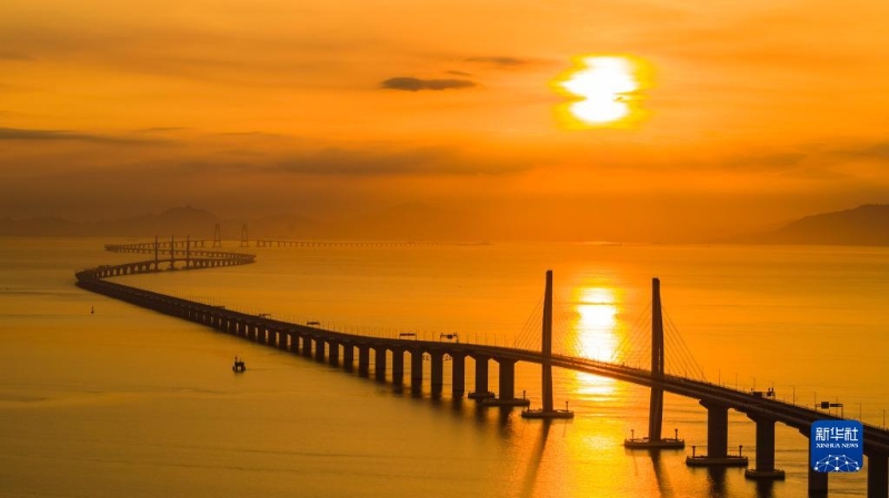 港珠澳大桥海上日出（2019年8月7日摄，无人机照片）。新华社发