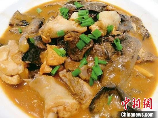 崂山菇炖鸡。图片来源：台湾《联合报》