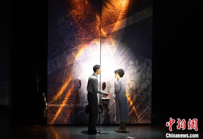原创话剧《徐大同》于14日晚在天津首演。 王在御 摄