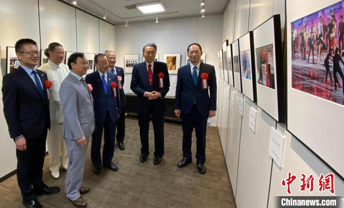 中国驻日本大使馆临时代办杨宇、日本前首相鸠山由纪夫参观摄影展。　主办方供图