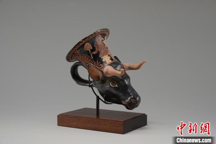 公元前4世纪的南意大利牛头形红彩陶来通。　安徽博物院供图