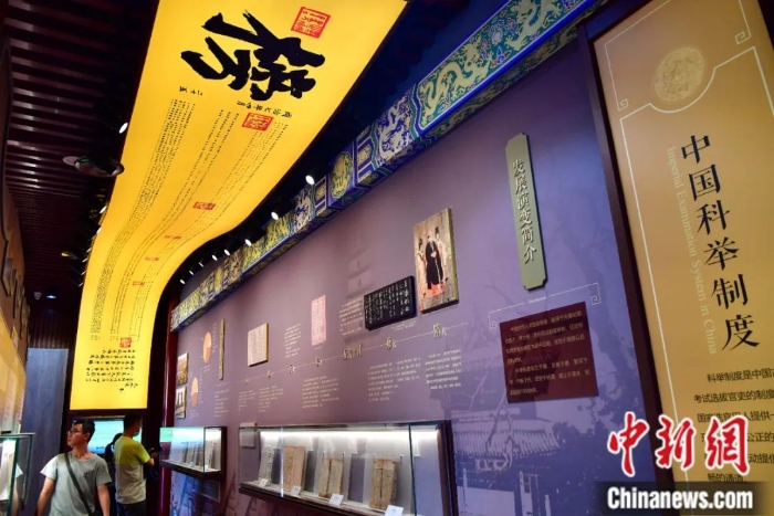 游人参观福州台湾会馆的历史主题展区。张斌 摄