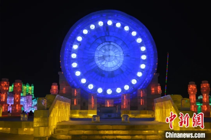 黑龙江哈尔滨，以金源文化为主题的冰灯景观。王琳 摄