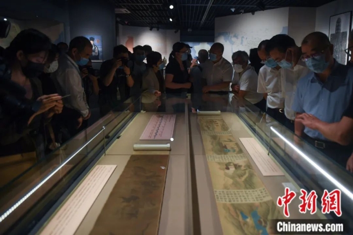在浙江杭州举行的2020年丝绸之路周主场活动上，嘉宾参观金代画家张瑀的《文姬归汉图》等文物。王刚 摄

