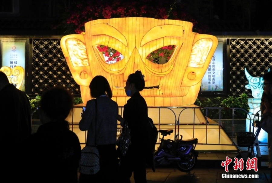 成都：古蜀文明彩灯光影艺术展吸引游客