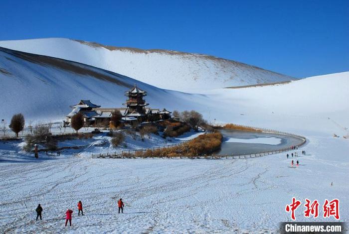 敦煌市鸣沙山月牙泉雪景如画。(资料图) 张晓亮 　摄