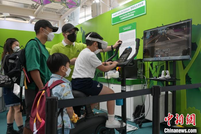 参与者试玩虚拟实景单车机。　陈永诺 摄