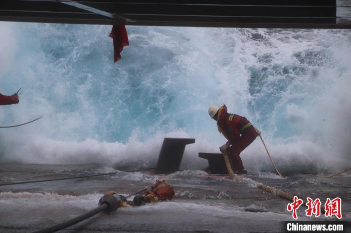 粤东海域一外籍货船失控遇险获救17名船员平安