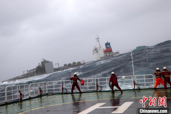 图为救助人员在风浪中展开救助行动 南海救助局供图