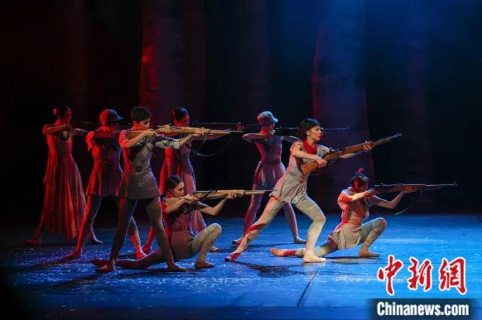 原创芭蕾舞剧《八女投江》亮相“大河之澜”——首届优秀舞台艺术作品演出季。于海洋 摄