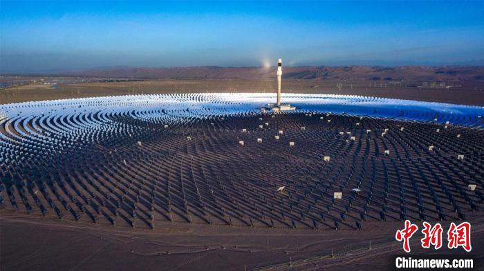 图为10月16日，甘肃省敦煌市光电产业园区内，万余面定日镜以同心圆状围绕着260米高的吸热塔。　王斌银 摄