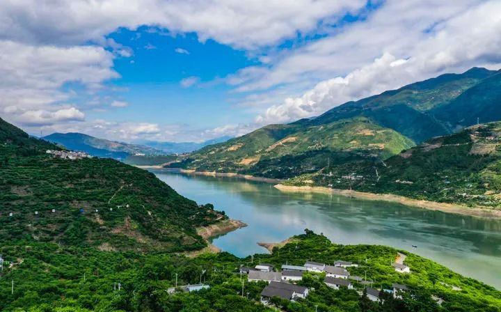 长江巫山段曲尺乡一带风景如画。（图源：央视新闻）