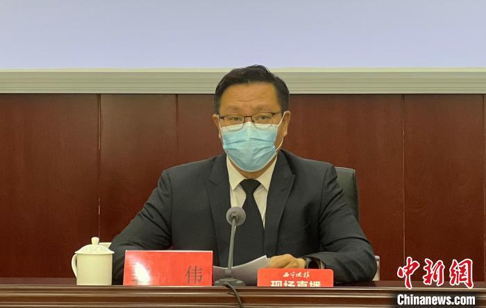 图为西宁市卫健委主任郭伟在新闻发布会上通报该市核酸检测、医疗救治等情况。　李江宁 摄