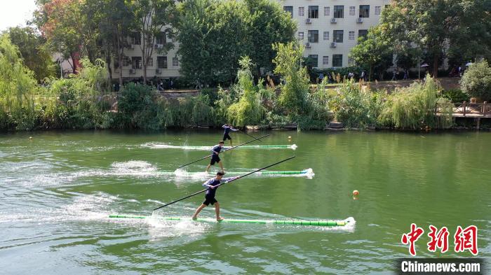 广西河池学院学生进行独竹漂技能练习。　王以照 摄