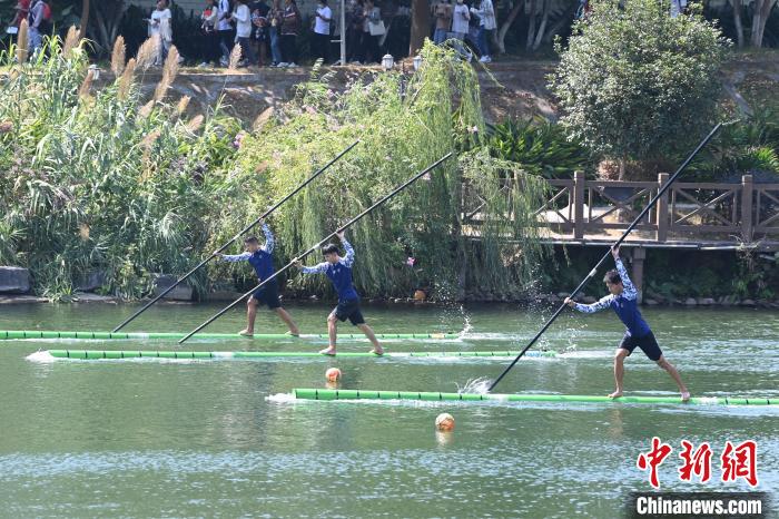广西河池学院学生进行独竹漂技能练习。　王以照 摄