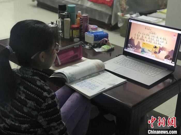 图为李志文家的孩子在电厂会议室上网课。　华能北方公司呼和浩特热电厂供图