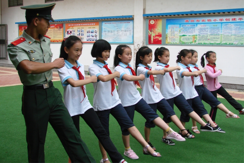 学校定期邀请部队官兵参与学校活动。莆田市实验小学供图