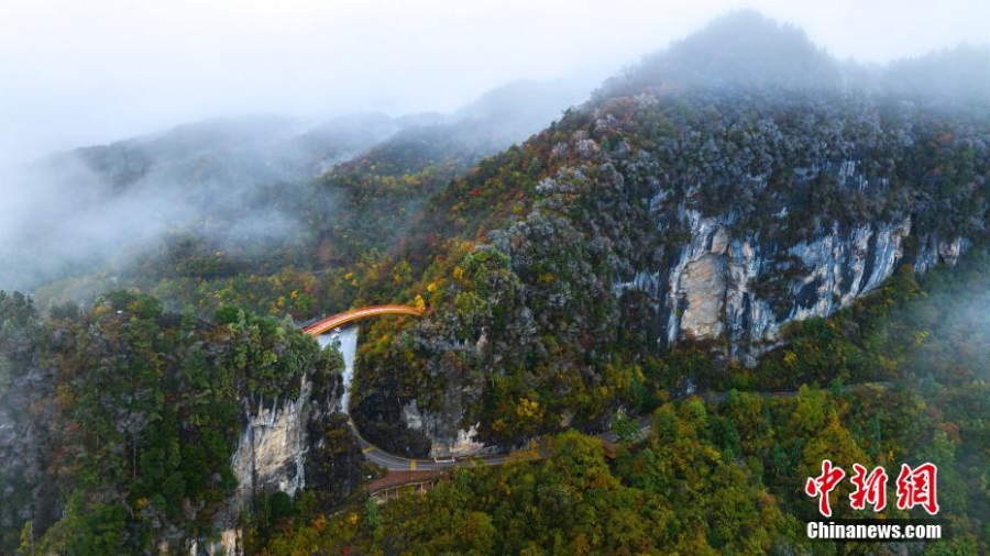 湖北神农架迎赏秋“黄金期” 山川峡谷秋意十足